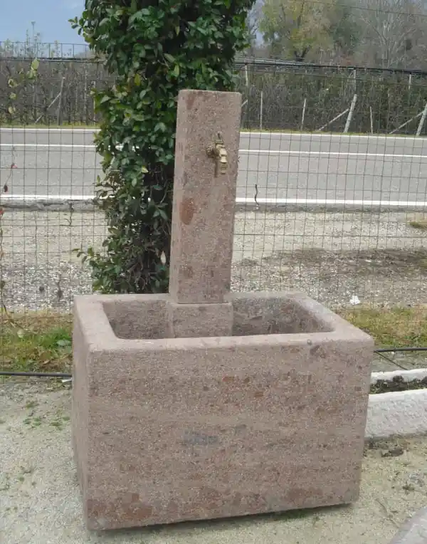 Fontana rettangolare con colonna in pietra in calcare rosso