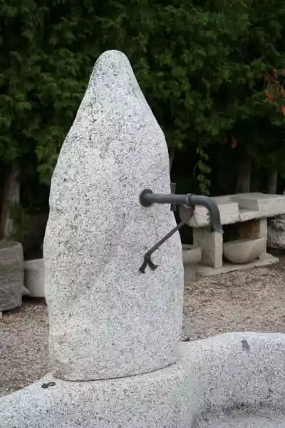 Steinsäule aus einem Südtiroler Granitfindling