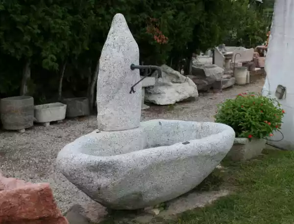 Großer Brunnen aus einem heimischen Granitbachstein mit Steinsäule