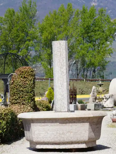 Grande fontana arcuata realizzata in pietra naturale trentina in Alto Adige