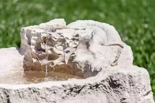 Ammonite Skupltur und Wasserspiel aus Naturstein