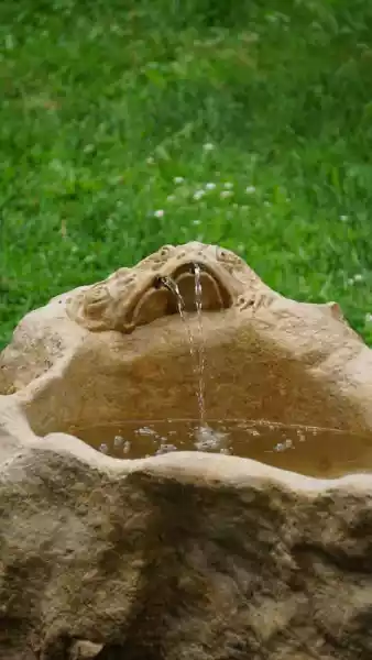 Brunnen aus Naturstein für den Garten mit Umwälzpumpe