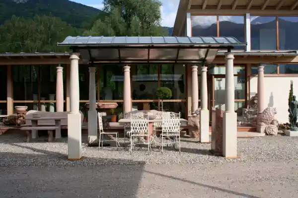 Der Gartenpavillon bietet Platz für einen großen Tisch und Stühle für ein gemütliches Beisammensein. 