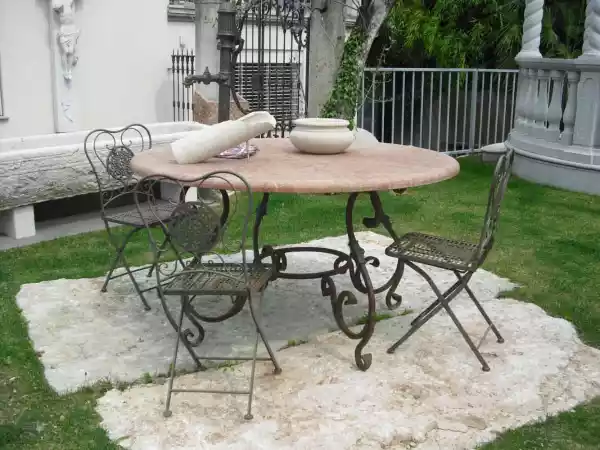 Runder Gartentisch ø 145 cm mit Natursteinplatte und klappbaren Stühlen aus Eisen