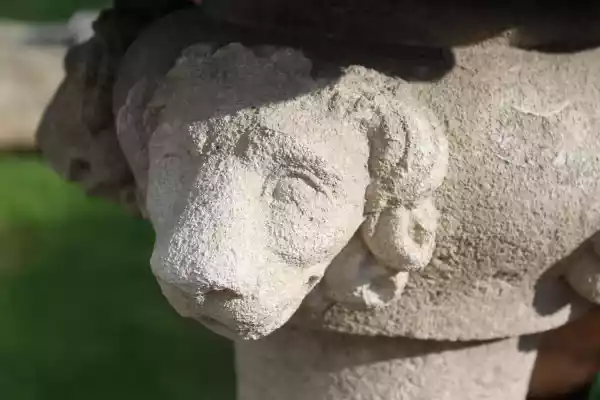 Löwenkopf- Detail - Dreistöckiger historischer Springbrunnen