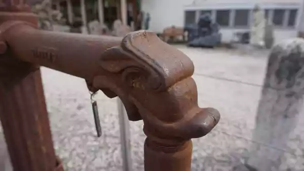 Alte Schwengelpumpe aus Gusseisen als Brunnensäule