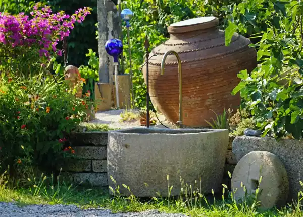 Historischer halbrunder Sandstein Brunnen - Maße ca. 90 x 65 x H 50 cm