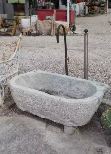 Historischer ovaler Brunnen mit handgeschmiedeten Kupferhahn. Steinmetz Jacob Neumarkt in Südtirol