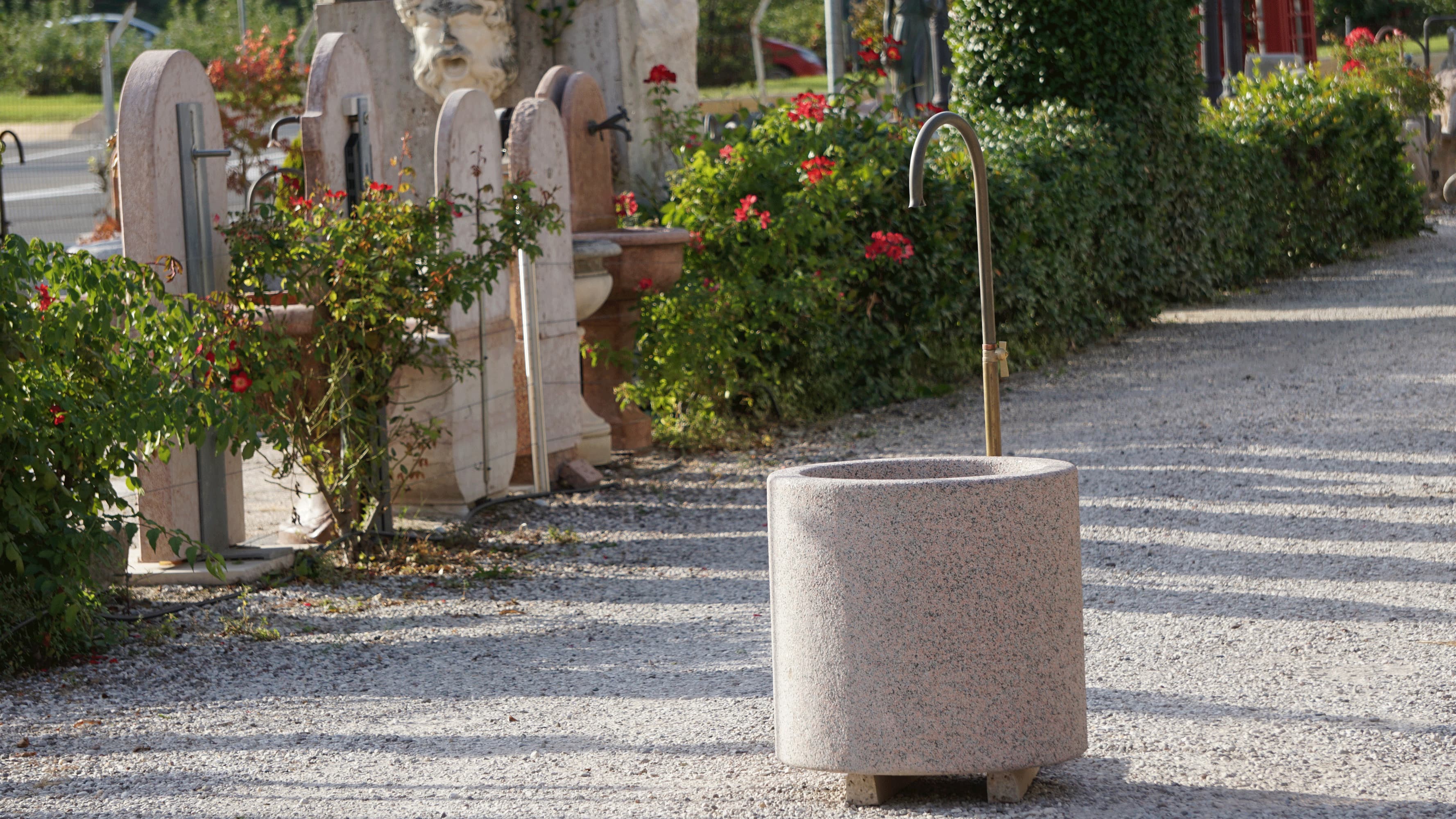 Fontana piccola rotonda in granito rosso per il giardino e la terrazza - classica e senza tempo con un rubinetto in ottone forgiato.