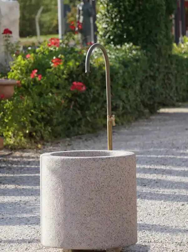 Runder Gartenbrunnen aus rotem Granit mit Wasserhahn aus Messing