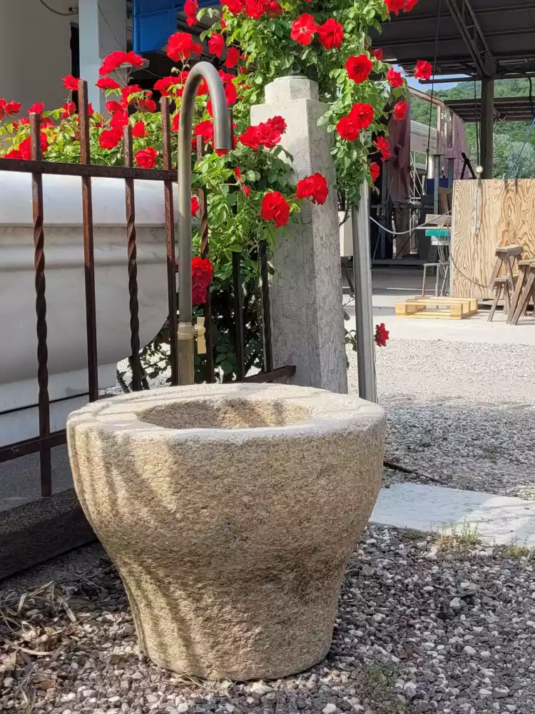 Alter Mörser als kleiner Gartenbrunnen